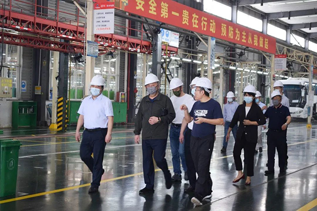 南寧市委常委、常務副市長、市委秘書長劉勝友一行到廣西申龍汽車制造有限公司考察調(diào)研指導工作